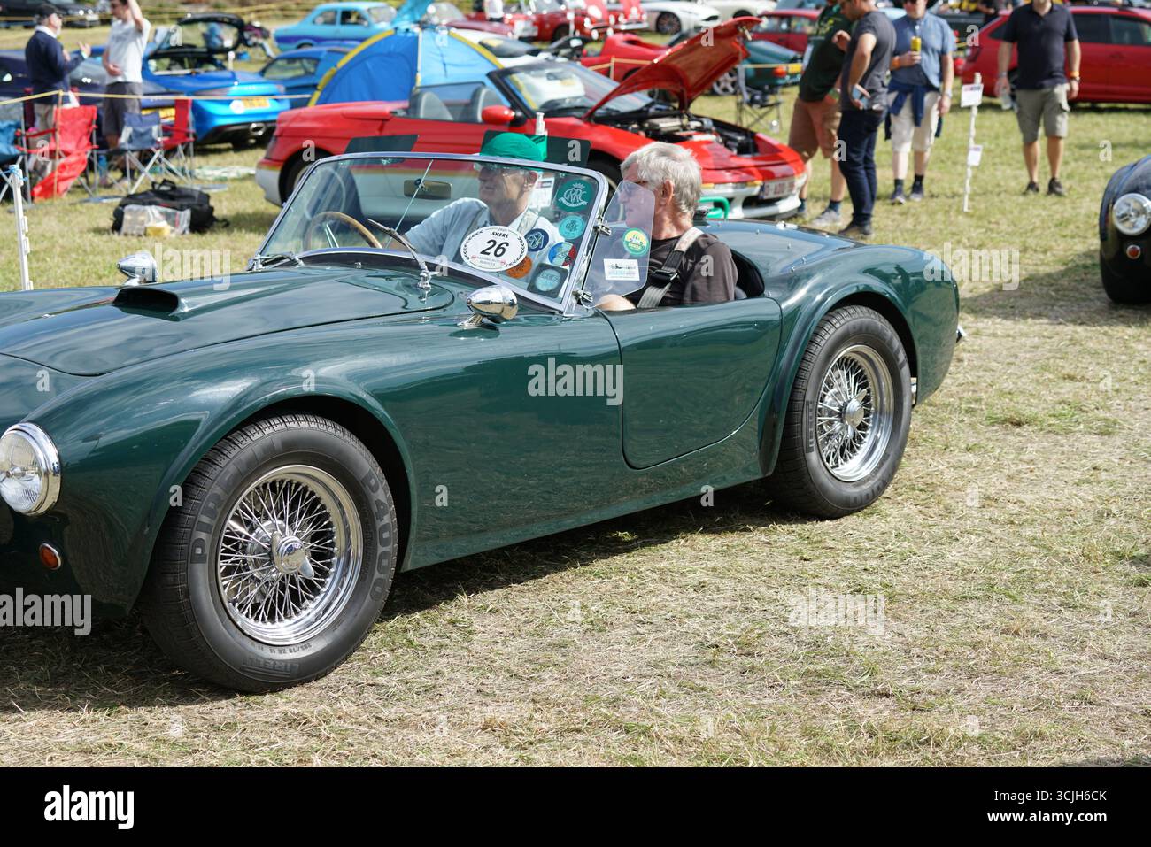Cabriolet vert classique exposé au festival automobile extérieur. Shere Hill Climb, East Clandon, Guildford Banque D'Images