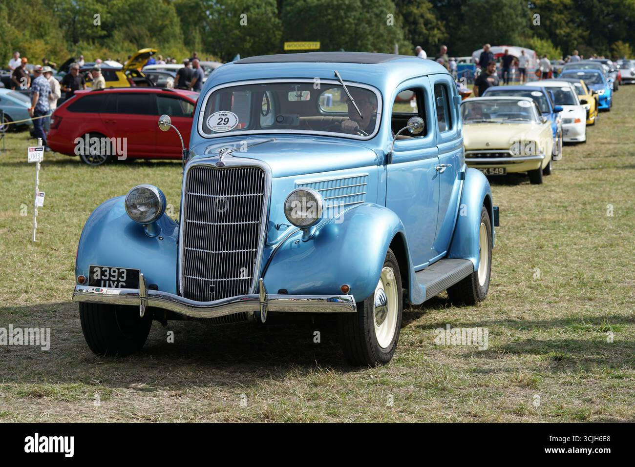 Vintage Blue Classic car au rassemblement automobile extérieur présentant un design intemporel. Shere Hill Climb, East Clandon, Guildford Banque D'Images