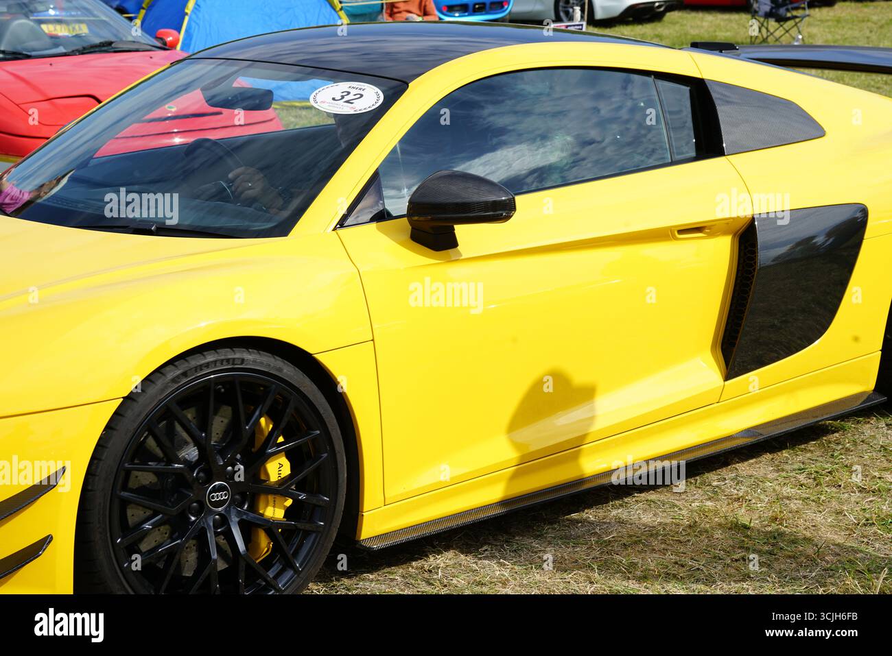 Voiture de sport jaune vif exposée au salon extérieur de l'auto. Shere Hill Climb, East Clandon, Guildford Banque D'Images