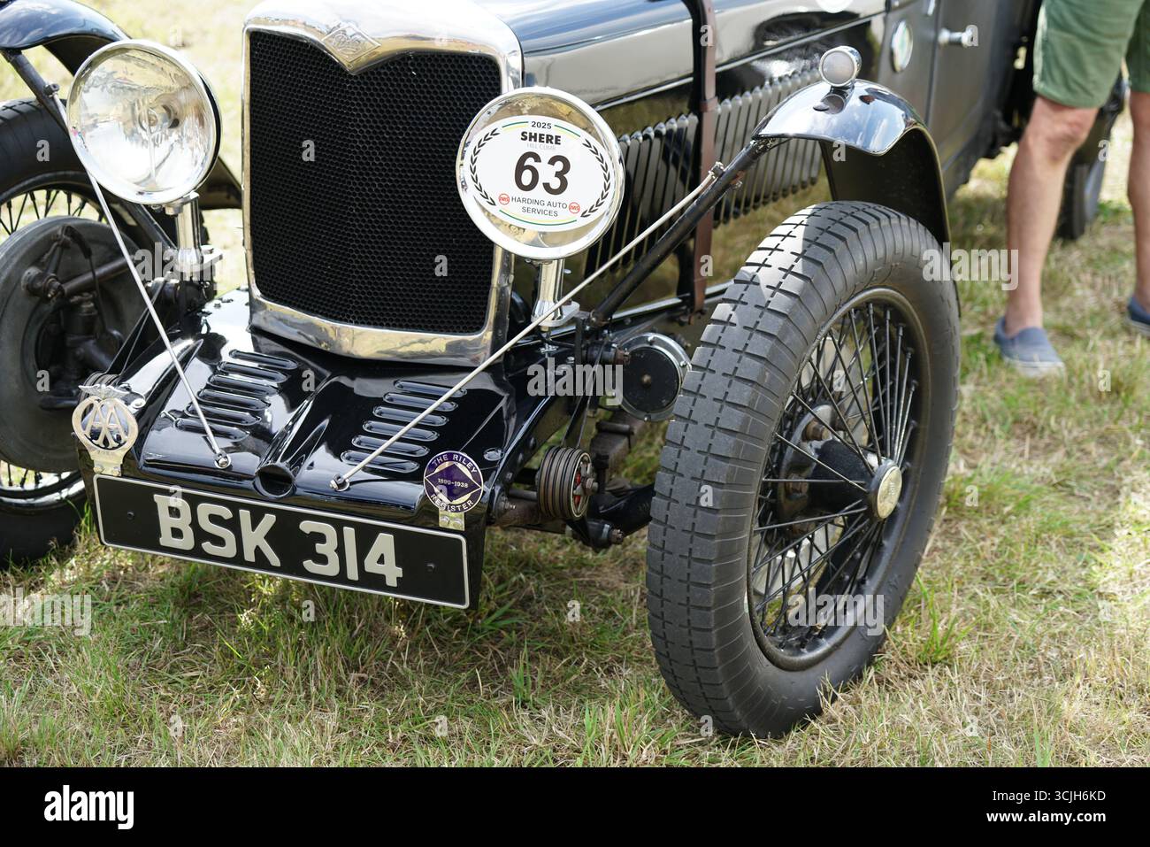 Vue rapprochée de l'avant de la voiture d'époque avec phare et plaque d'immatriculation. Shere Hill Climb, East Clandon, Guildford Banque D'Images