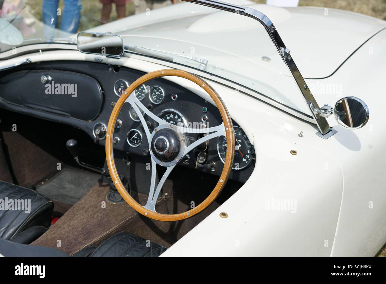 Intérieur de voiture classique avec volant et tableau de bord rétro. Shere Hill Climb, East Clandon, Guildford Banque D'Images