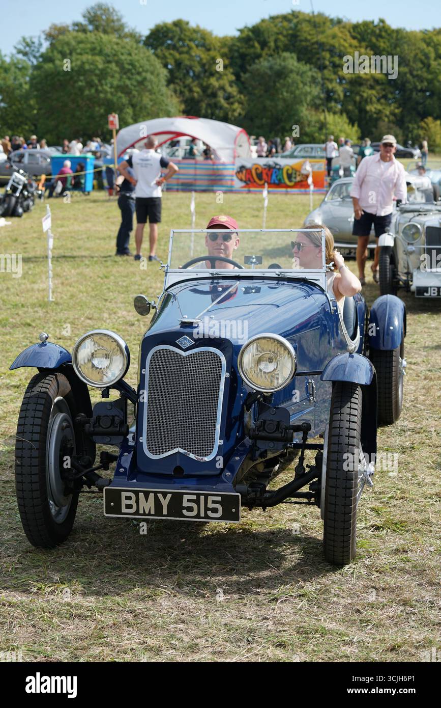 Cabriolet bleu vintage lors d'un salon de voitures classiques en plein air. Shere Hill Climb, East Clandon, Guildford Banque D'Images