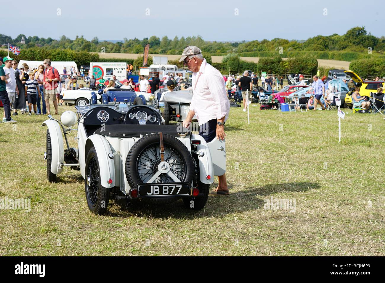 Exposition de voitures classiques avec des véhicules vintage et des passionnés en champ ouvert. Shere Hill Climb, East Clandon, Guildford Banque D'Images