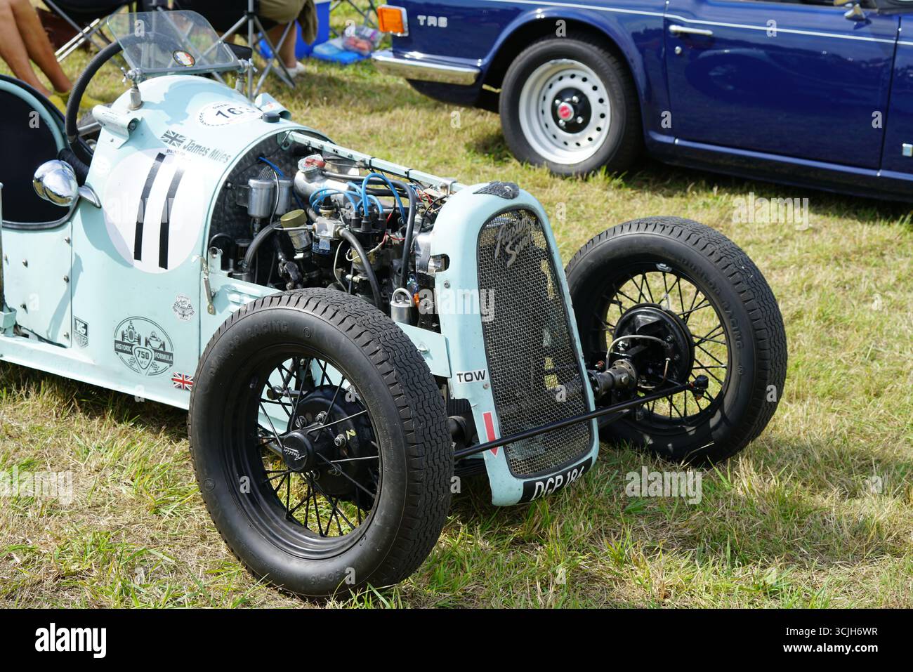 Affichage de voiture de course vintage à l'événement automobile extérieur. Shere Hill Climb, East Clandon, Guildford Banque D'Images