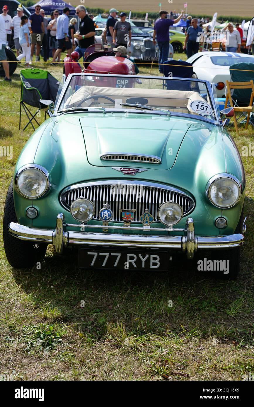 Cabriolet britannique vintage exposé au salon de l'automobile en plein air avec une foule. Shere Hill Climb, East Clandon, Guildford Banque D'Images