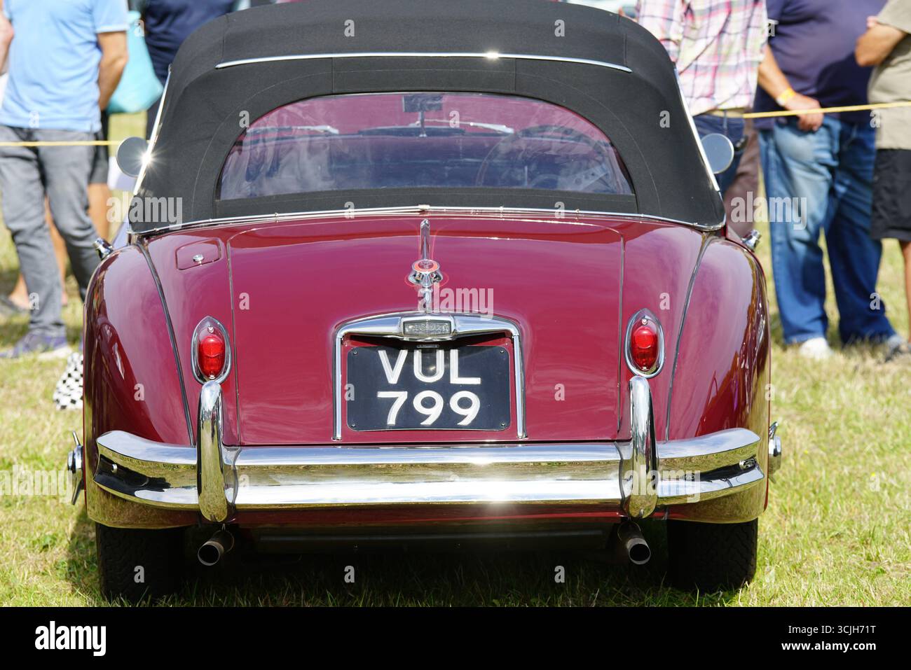 Vue arrière d'une voiture cabriolet classique de Bourgogne lors d'une exposition extérieure. Shere Hill Climb, East Clandon, Guildford Banque D'Images