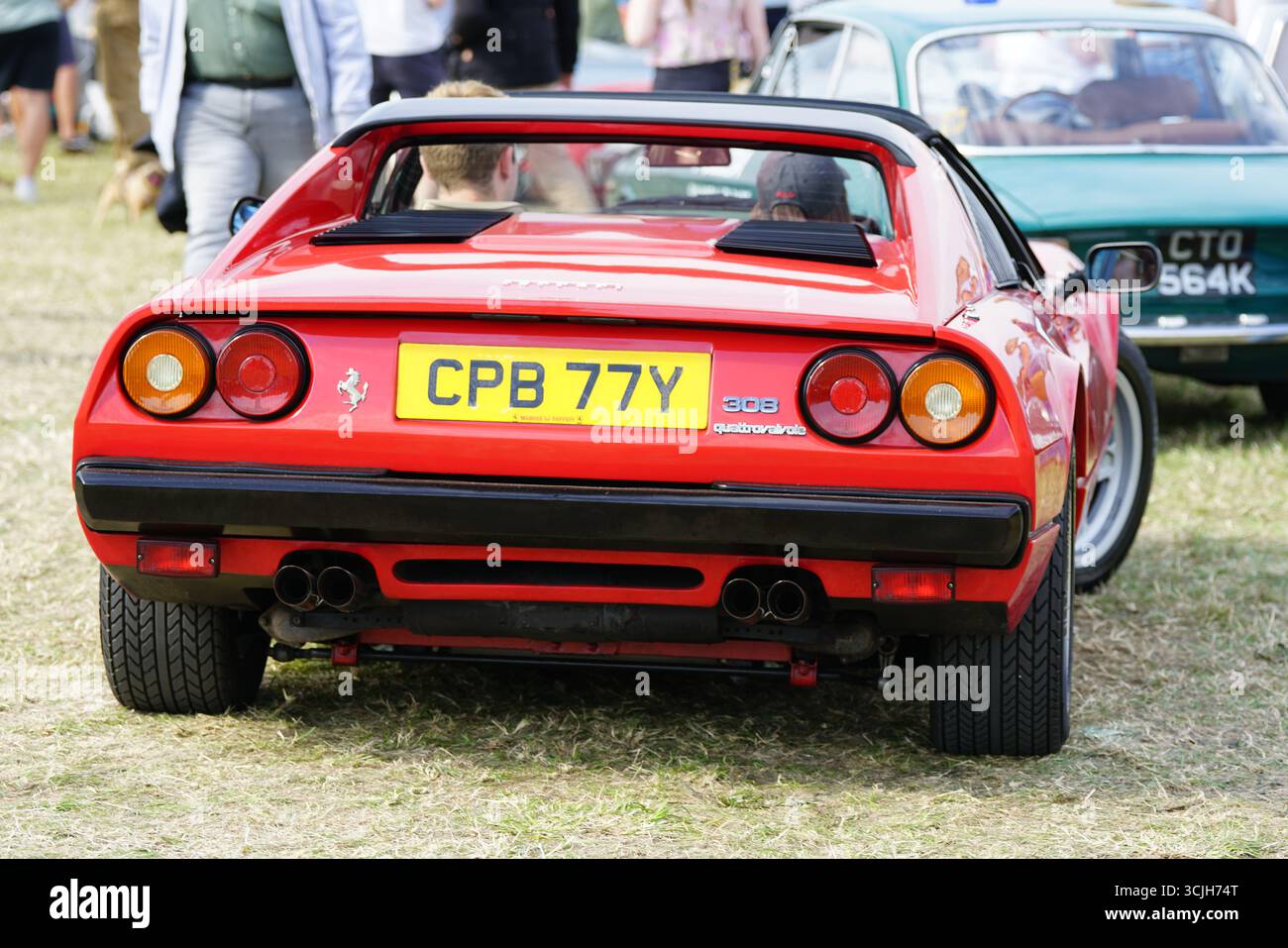Vue arrière d'une voiture de sport classique rouge exposée à l'extérieur. Shere Hill Climb, East Clandon, Guildford Banque D'Images