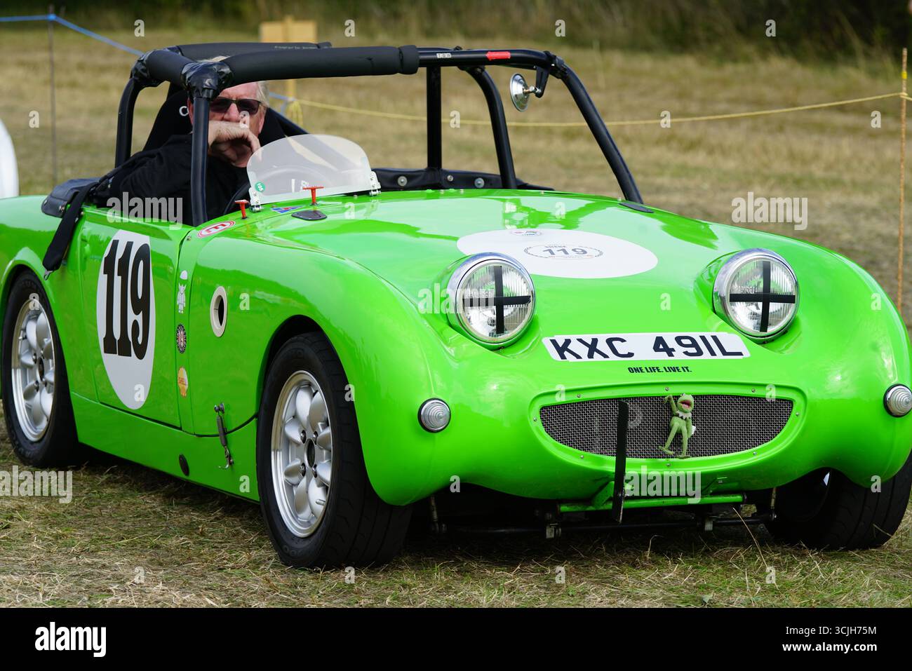 Voiture de course classique vert brillant avec pilote dans Vintage Motorsport Event. Shere Hill Climb, East Clandon, Guildford Banque D'Images