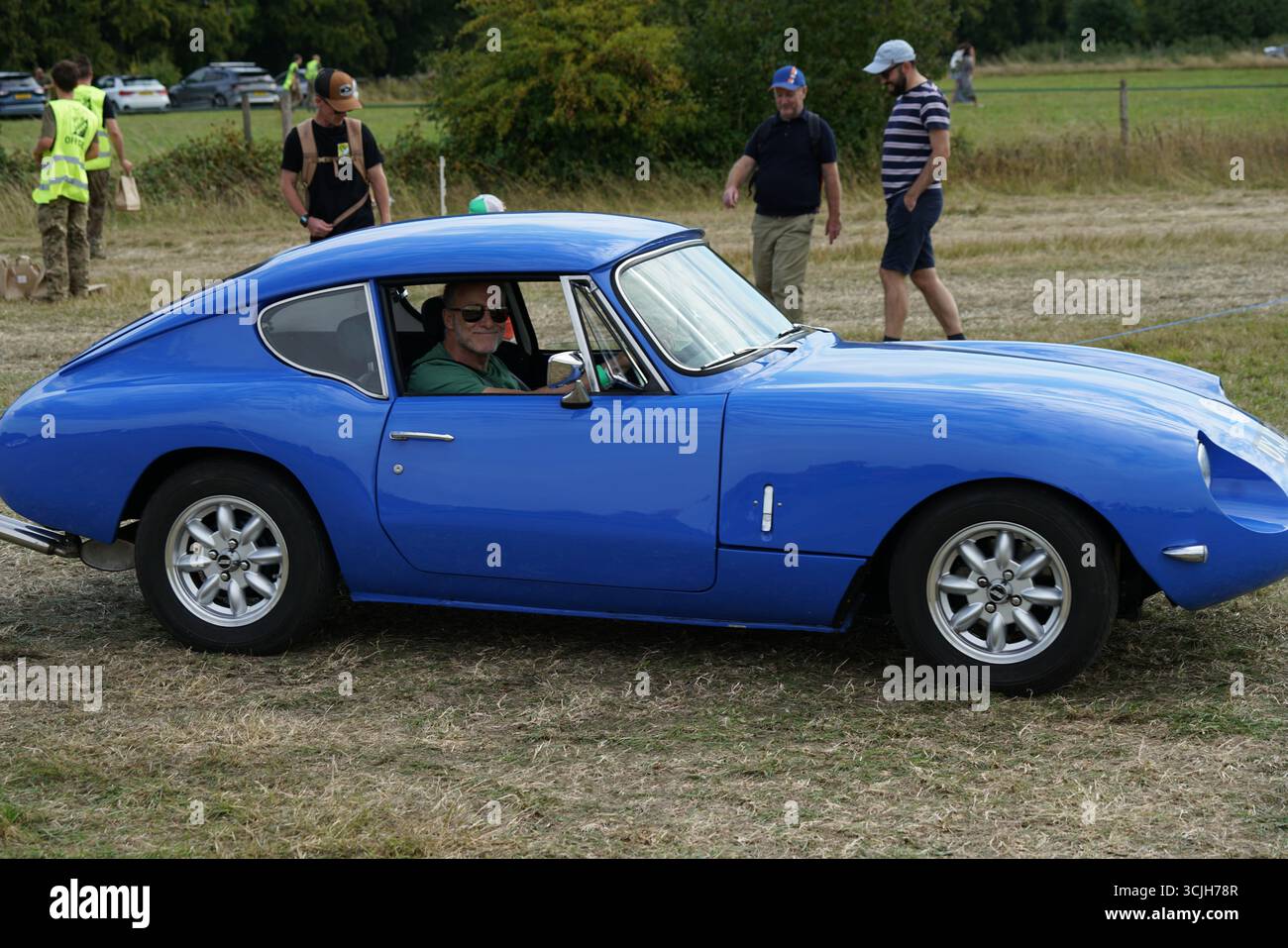 Voiture de sport bleue vintage à l'événement extérieur un jour ensoleillé. Shere Hill Climb, East Clandon, Guildford Banque D'Images