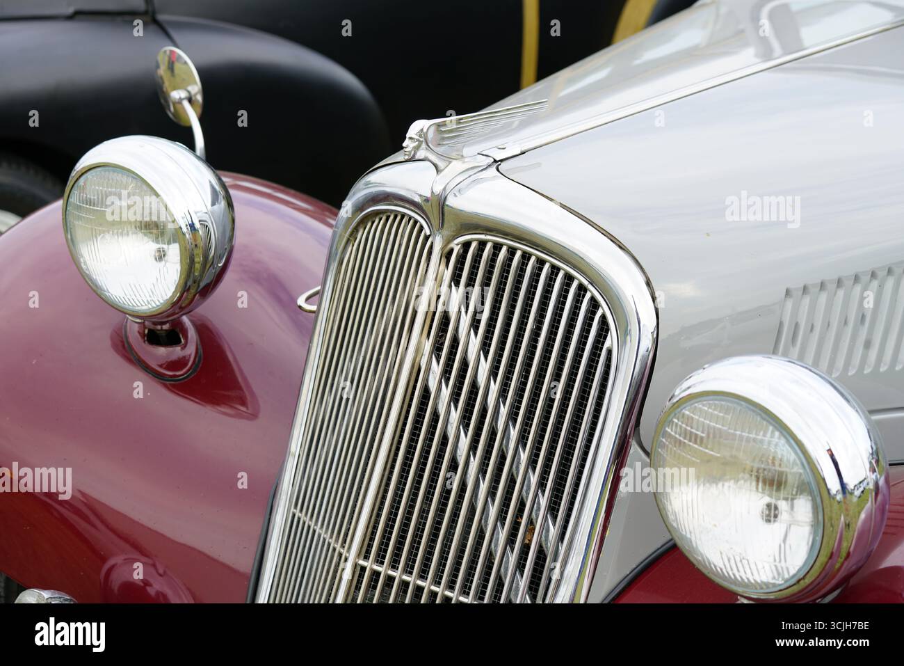 Vue rapprochée de l'avant de la voiture d'époque avec calandre chromée et phares. Shere Hill Climb, East Clandon, Guildford Banque D'Images