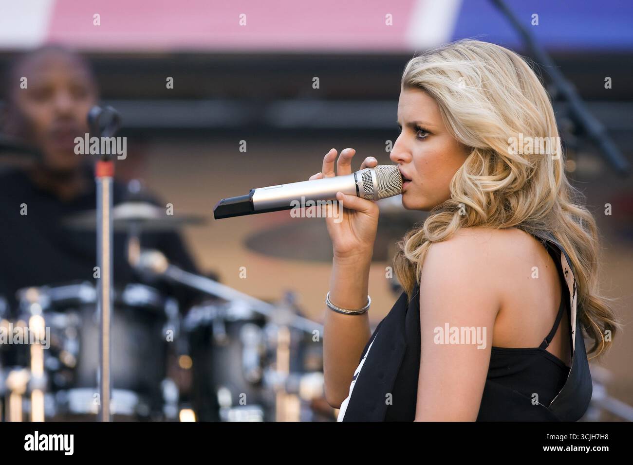 La chanteuse, JESSICA SIMPSON, se produit sur scène avant la Bank of America 500 au Lowe’s Motor Speedway à Concord, Caroline du Nord. Banque D'Images