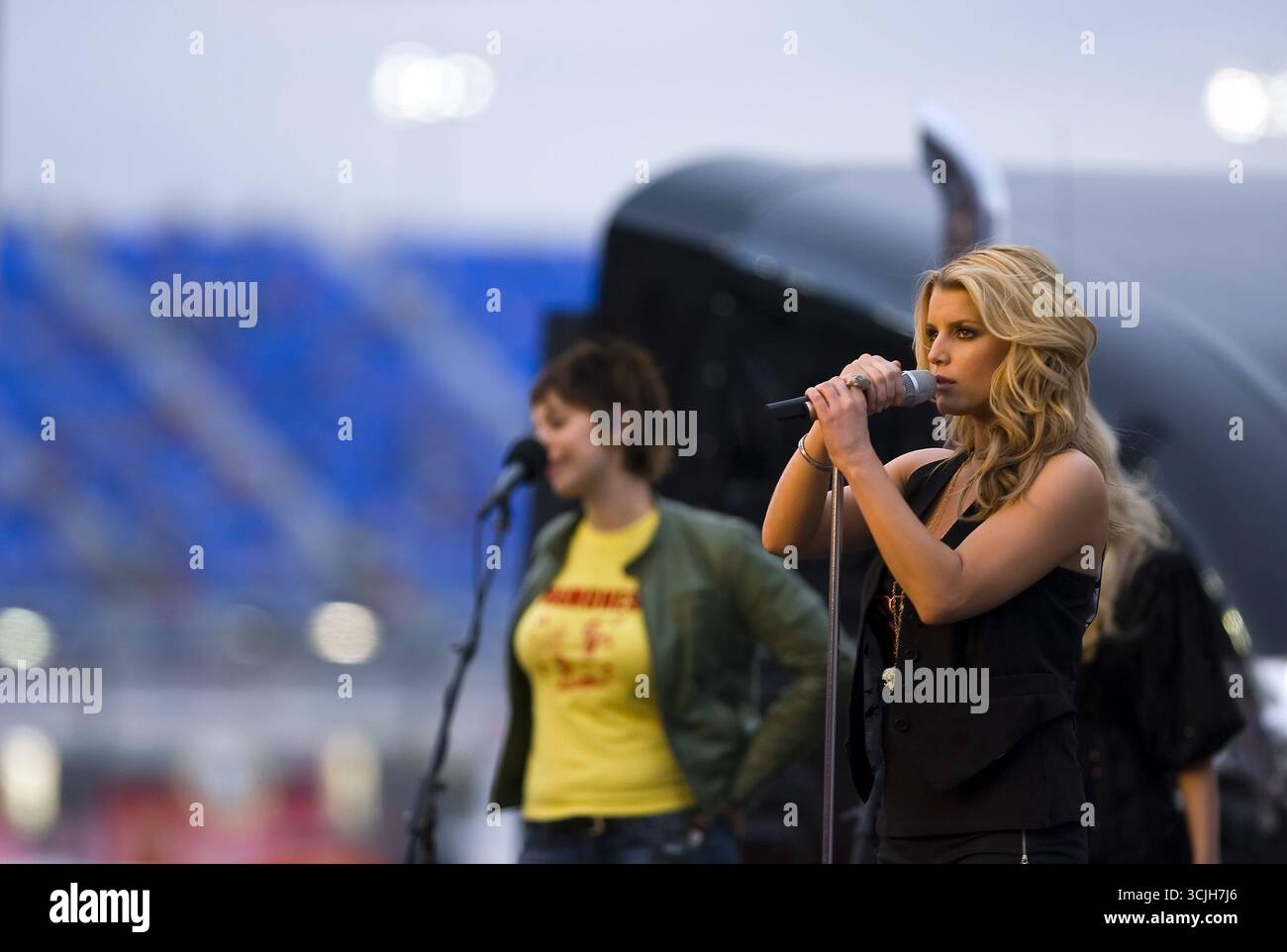 La chanteuse, JESSICA SIMPSON, se produit sur scène avant la Bank of America 500 au Lowe’s Motor Speedway à Concord, Caroline du Nord. Banque D'Images