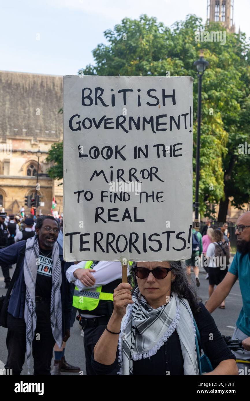 Londres, Royaume-Uni, le 6 septembre 2025 :- manifestants pro-Palestine sur Parilament Square, tenant une pancarte faisant référence au gouvernement britannique comme Terr Banque D'Images