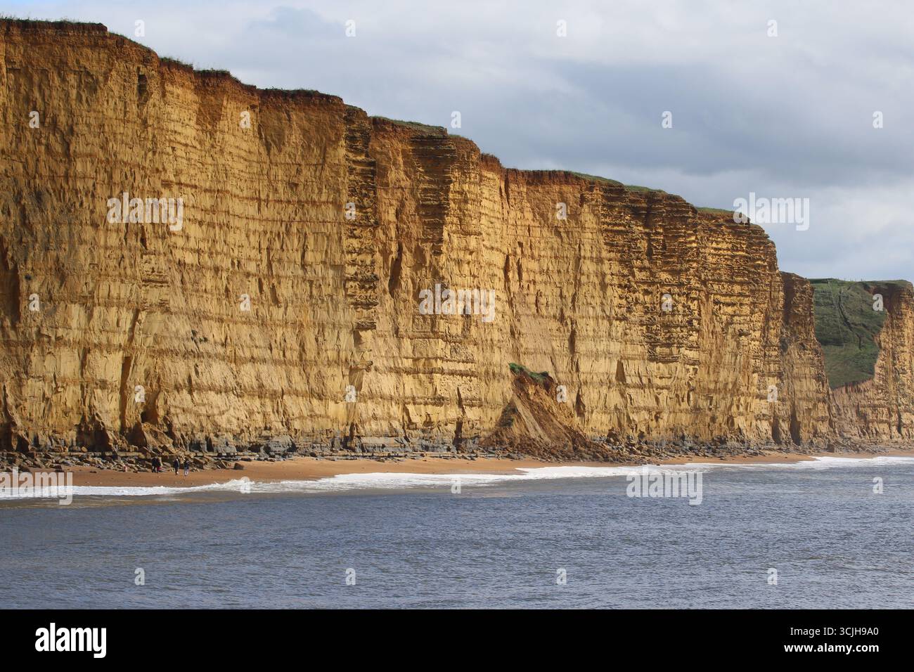 West Bay Dorset photo côtière ensoleillée et brumeuse. Banque D'Images
