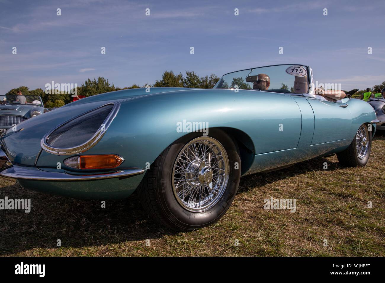 Guilford, Royaume-Uni. 07 septembre 2025. Une Jaguar E-type bleu clair attend dans la file d'attente avant de participer à une montée en côte. La 13e ascension de Shere Hill a attiré des centaines de passionnés d'automobile. Cet événement automobile annuel met en vedette des participants du public conduisant des véhicules standard, ainsi que des propriétaires de voitures de course, classiques et supercars, qui concourent sur une voie publique fermée pour obtenir le meilleur temps contre la montre. Outre la montée de la colline, les concurrents et les spectateurs ont eu la chance de voir les voitures concurrentes dans la grande zone de paddock à la ligne de départ du parcours. Crédit : SOPA images Limited/Alamy Live News Banque D'Images