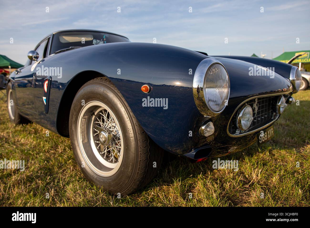 Guilford, Royaume-Uni. 07 septembre 2025. L'avant d'une Ferrari 250 GT SWB. La 13e ascension de Shere Hill a attiré des centaines de passionnés d'automobile. Cet événement automobile annuel met en vedette des participants du public conduisant des véhicules standard, ainsi que des propriétaires de voitures de course, classiques et supercars, qui concourent sur une voie publique fermée pour obtenir le meilleur temps contre la montre. Outre la montée de la colline, les concurrents et les spectateurs ont eu la chance de voir les voitures concurrentes dans la grande zone de paddock à la ligne de départ du parcours. Crédit : SOPA images Limited/Alamy Live News Banque D'Images