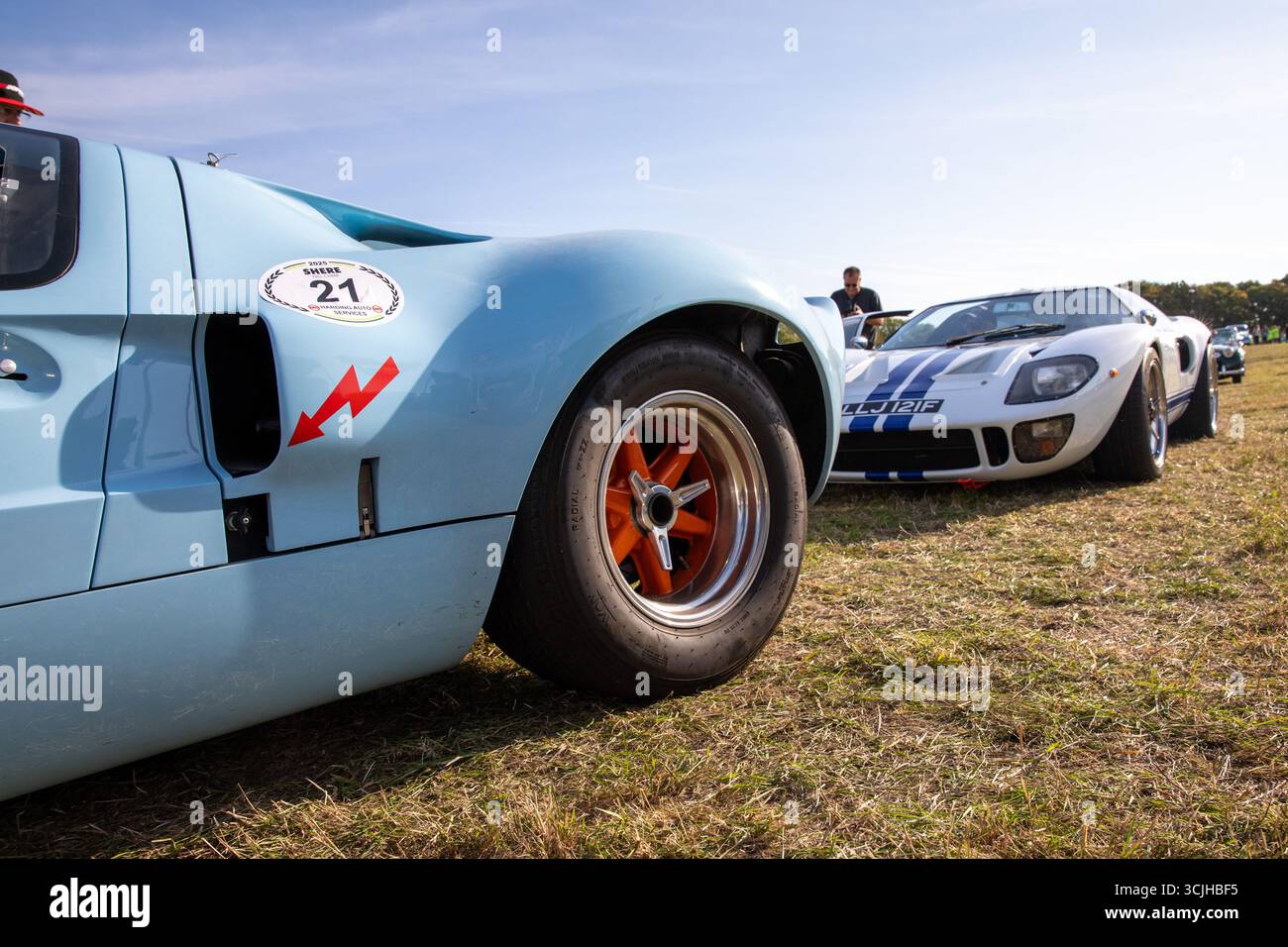 Guilford, Royaume-Uni. 07 septembre 2025. Les Ford GT 40 s'alignent avant de participer à une montée en côte. La 13e ascension de Shere Hill a attiré des centaines de passionnés d'automobile. Cet événement automobile annuel met en vedette des participants du public conduisant des véhicules standard, ainsi que des propriétaires de voitures de course, classiques et supercars, qui concourent sur une voie publique fermée pour obtenir le meilleur temps contre la montre. Outre la montée de la colline, les concurrents et les spectateurs ont eu la chance de voir les voitures concurrentes dans la grande zone de paddock à la ligne de départ du parcours. Crédit : SOPA images Limited/Alamy Live News Banque D'Images
