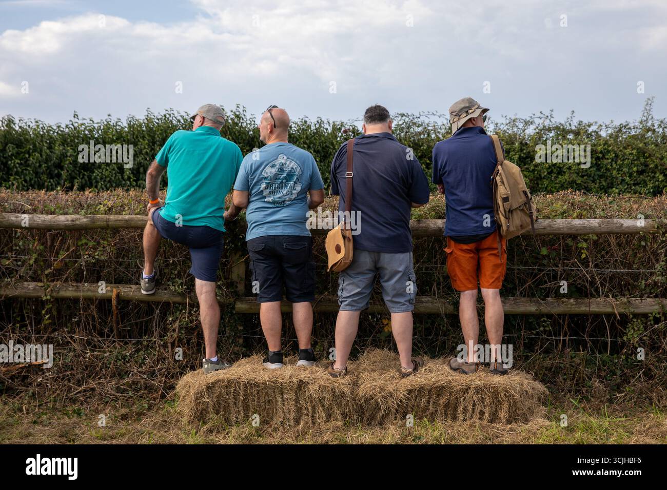 Guilford, Royaume-Uni. 07 septembre 2025. Les spectateurs se tiennent debout sur des béquilles de paille pour regarder passer des voitures de course. La 13e ascension de Shere Hill a attiré des centaines de passionnés d'automobile. Cet événement automobile annuel met en vedette des participants du public conduisant des véhicules standard, ainsi que des propriétaires de voitures de course, classiques et supercars, qui concourent sur une voie publique fermée pour obtenir le meilleur temps contre la montre. Outre la montée de la colline, les concurrents et les spectateurs ont eu la chance de voir les voitures concurrentes dans la grande zone de paddock à la ligne de départ du parcours. Crédit : SOPA images Limited/Alamy Live News Banque D'Images