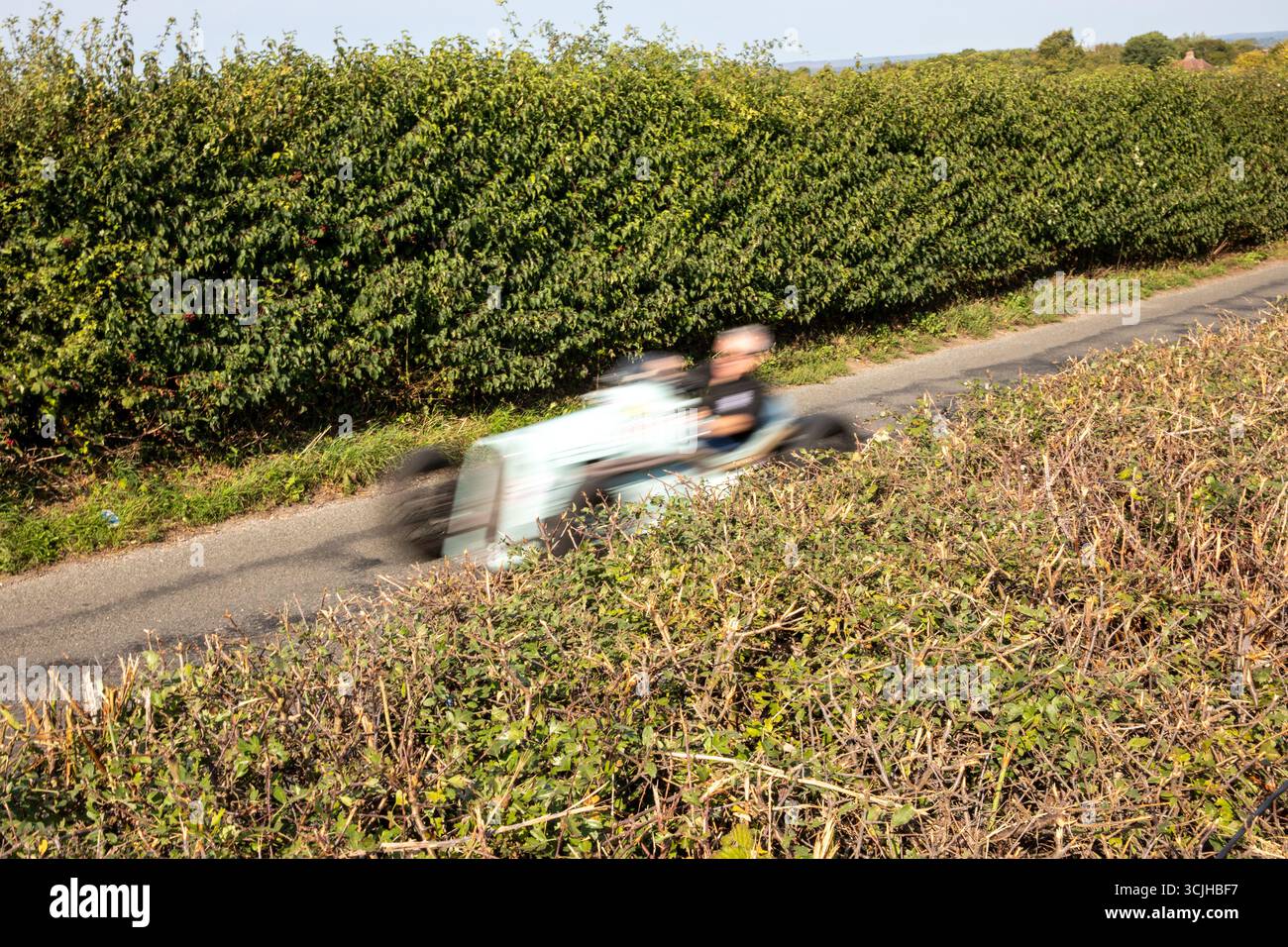 Guilford, Royaume-Uni. 07 septembre 2025. Une voiture qui accélère participe à une montée en côte. La 13e ascension de Shere Hill a attiré des centaines de passionnés d'automobile. Cet événement automobile annuel met en vedette des participants du public conduisant des véhicules standard, ainsi que des propriétaires de voitures de course, classiques et supercars, qui concourent sur une voie publique fermée pour obtenir le meilleur temps contre la montre. Outre la montée de la colline, les concurrents et les spectateurs ont eu la chance de voir les voitures concurrentes dans la grande zone de paddock à la ligne de départ du parcours. Crédit : SOPA images Limited/Alamy Live News Banque D'Images