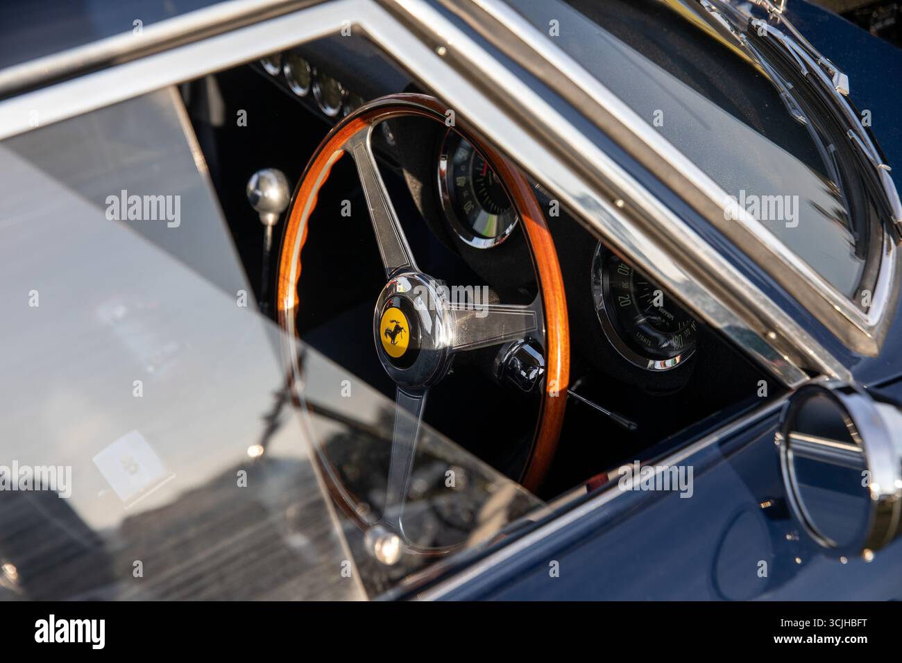 Guilford, Royaume-Uni. 07 septembre 2025. Le volant d'une Ferrari 250 GT SWB. La 13e ascension de Shere Hill a attiré des centaines de passionnés d'automobile. Cet événement automobile annuel met en vedette des participants du public conduisant des véhicules standard, ainsi que des propriétaires de voitures de course, classiques et supercars, qui concourent sur une voie publique fermée pour obtenir le meilleur temps contre la montre. Outre la montée de la colline, les concurrents et les spectateurs ont eu la chance de voir les voitures concurrentes dans la grande zone de paddock à la ligne de départ du parcours. Crédit : SOPA images Limited/Alamy Live News Banque D'Images