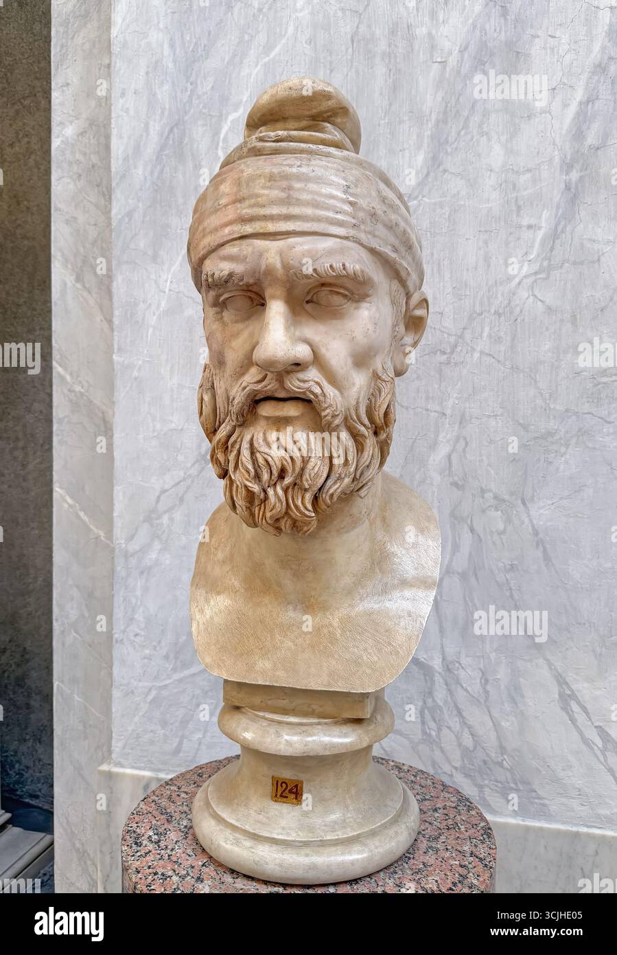 CITÉ DU VATICAN, ROME, ITALIE - 02 AOÛT 2025 sculpture classique de buste en marbre d'un homme dace barbu portant une casquette phrygienne pointue typique Banque D'Images