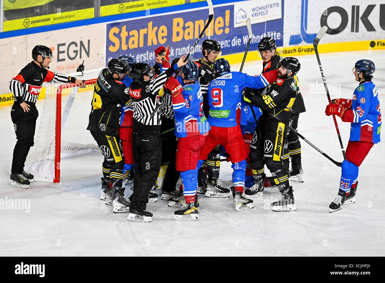 Eishockey DEL2 -Testspiel : Krefeld Pinguine vs Düsseldorfer EG AM.07.09.2025 in der Yayla Arena in Krefeld Gerangel Beider Teams Foto : osnapix Banque D'Images