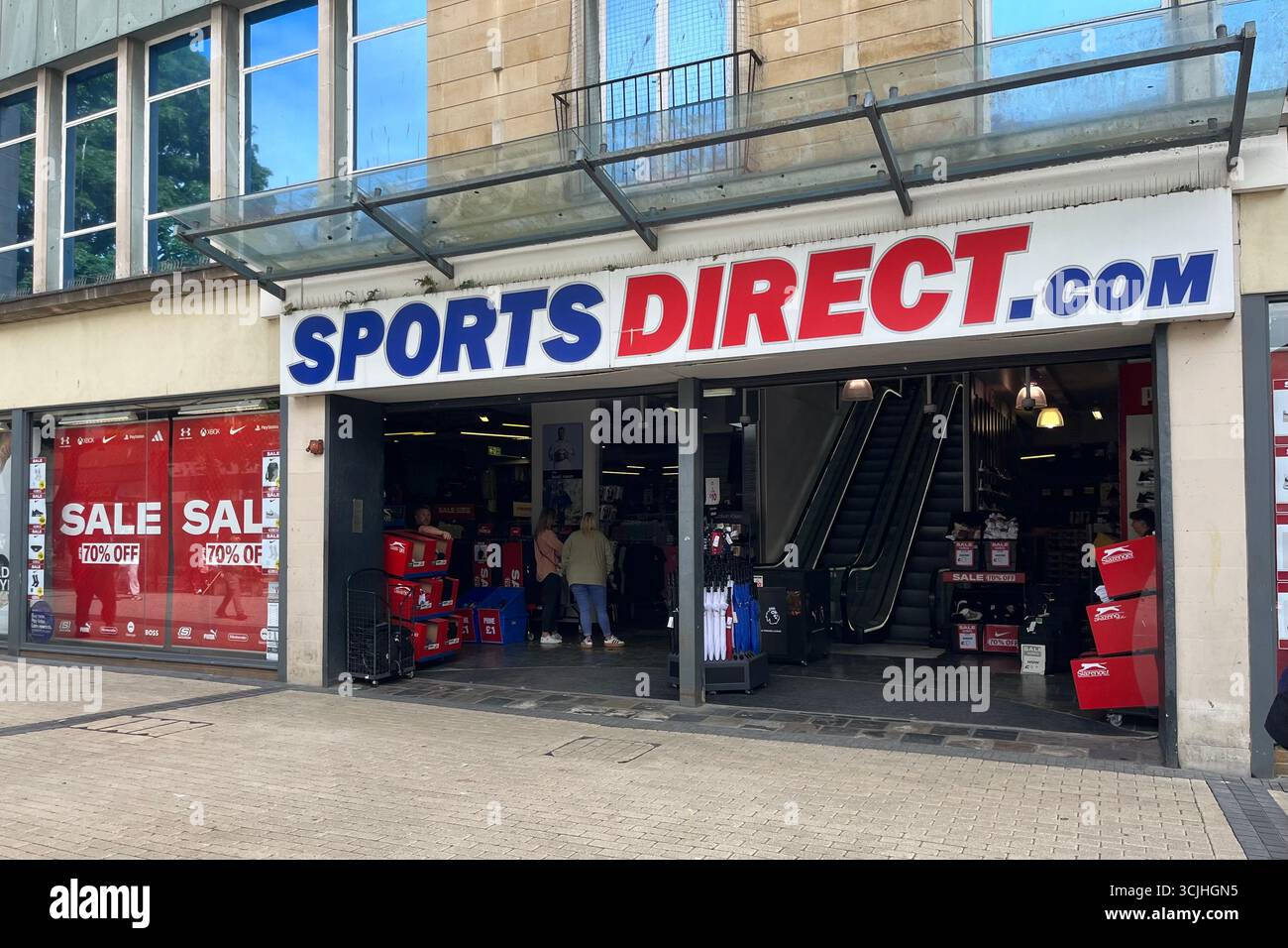 Sport Direct Store dans le centre-ville de Bristol. Bristol, Angleterre, Royaume-Uni. 24 juin 2025. - Image de stock capturée avec un smartphone