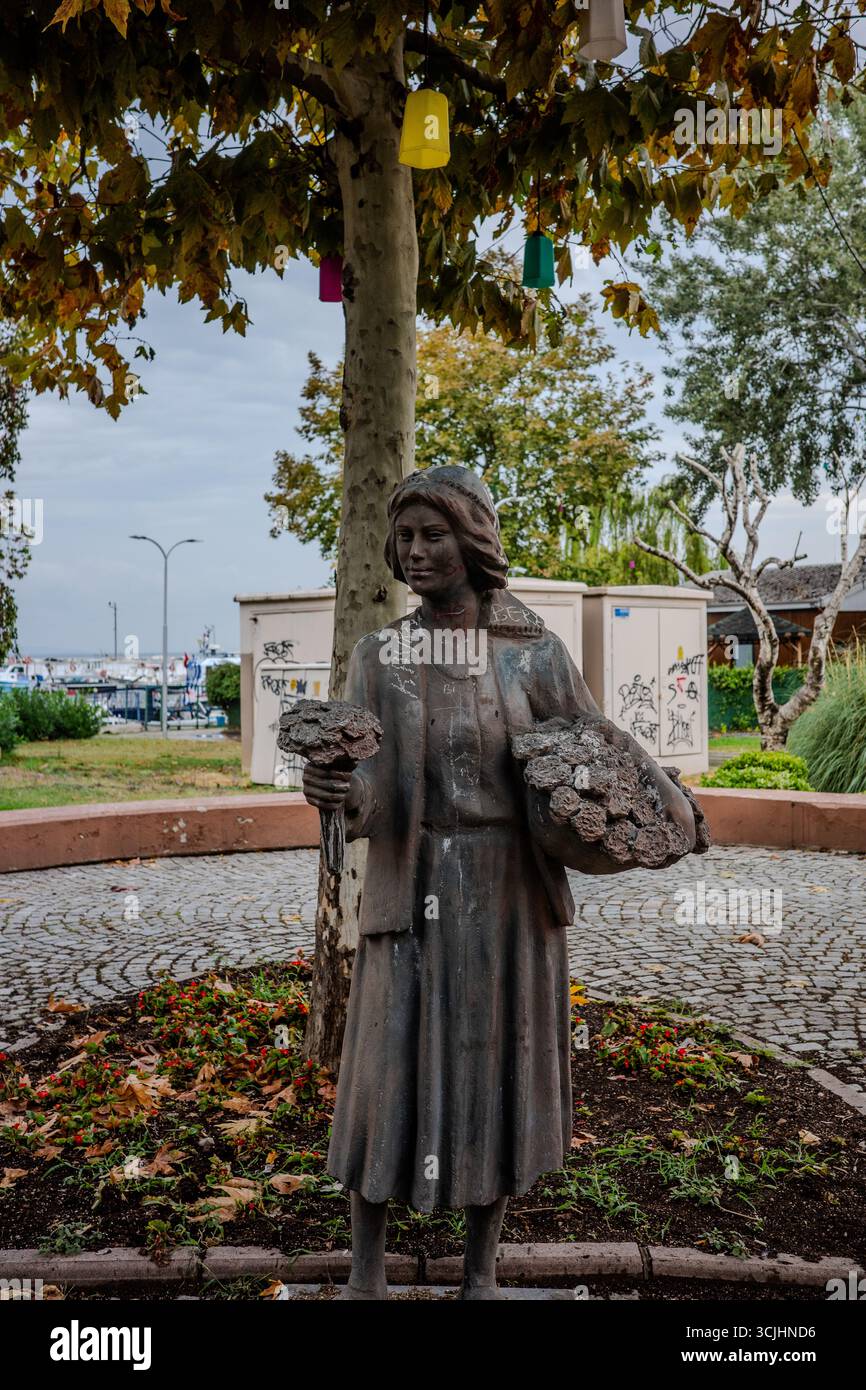 Une statue en bronze d'une femme tenant des fleurs est exposée dans un parc près du front de mer à Yalova, en Turquie. Yalova, province de Yalova, Turquie – 0 septembre Banque D'Images