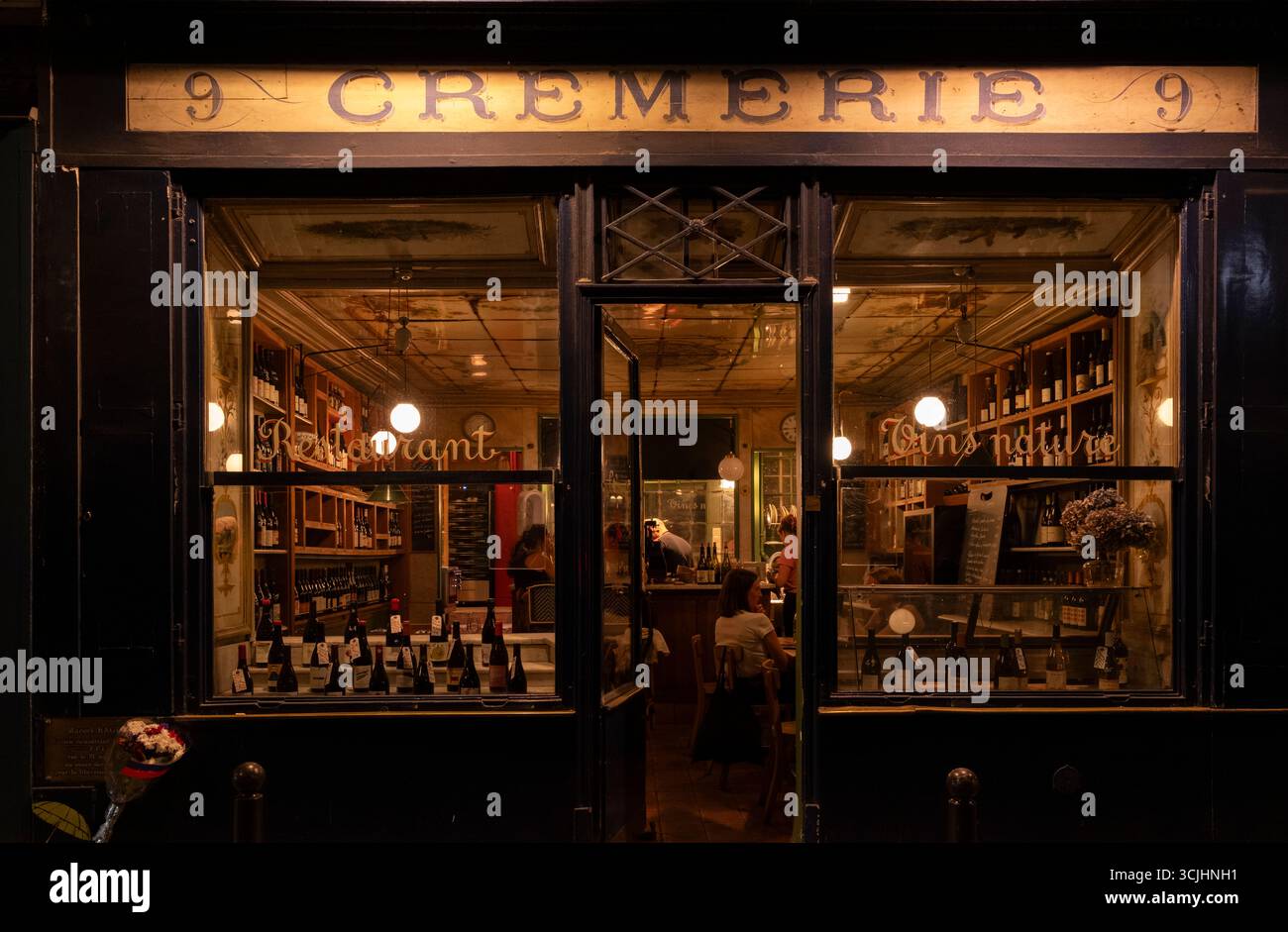 Un bar à vin dans une ancienne boutique traditonal à Paris. Banque D'Images