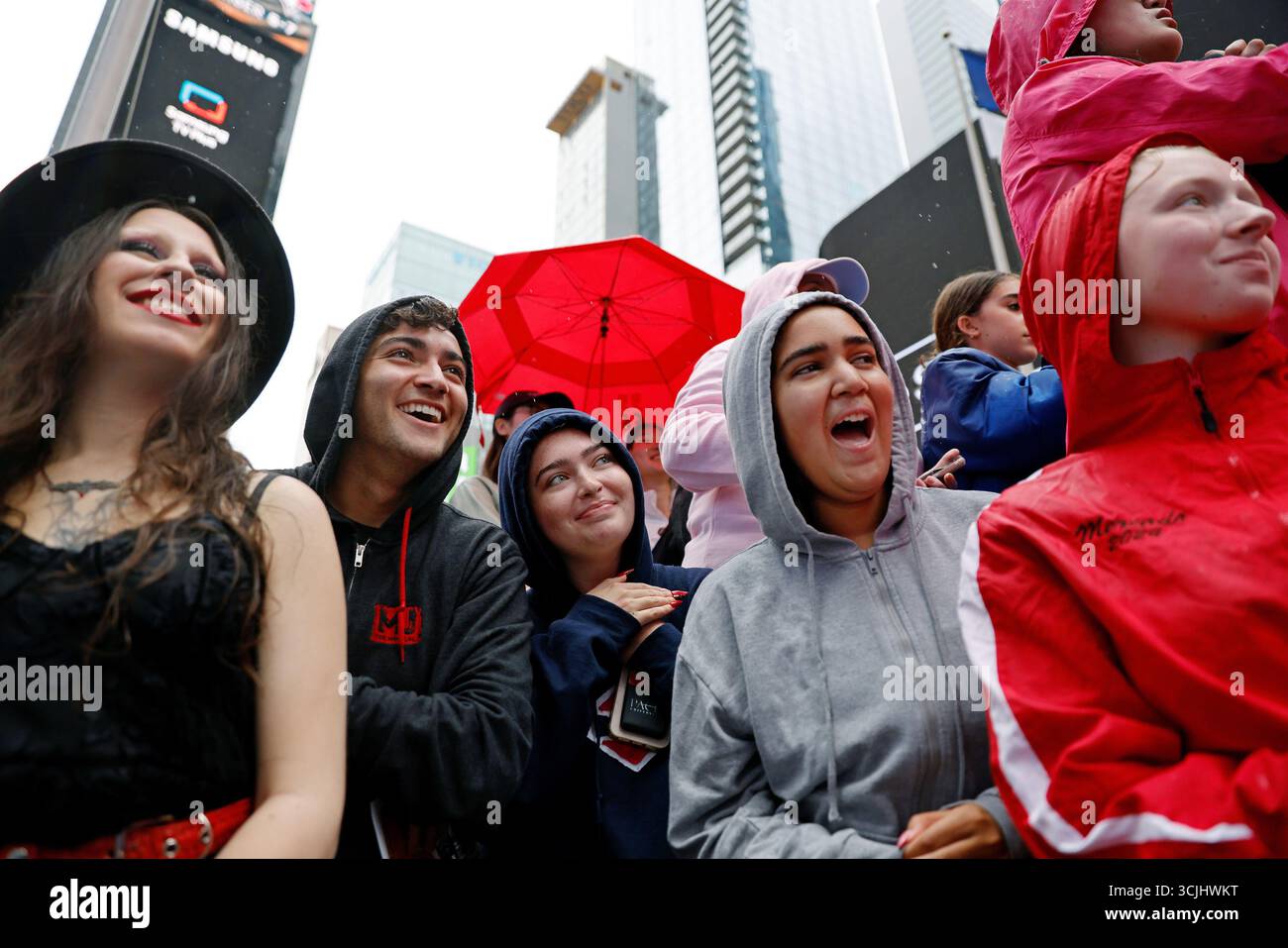New York, États-Unis. 07 septembre 2025. Les fans de Broadway regardent un concert live à Times Square célébrant le 400e anniversaire de New York le dimanche 7 septembre 2025 à New York. Photo de Peter Foley/UPI crédit : UPI/Alamy Live News Banque D'Images