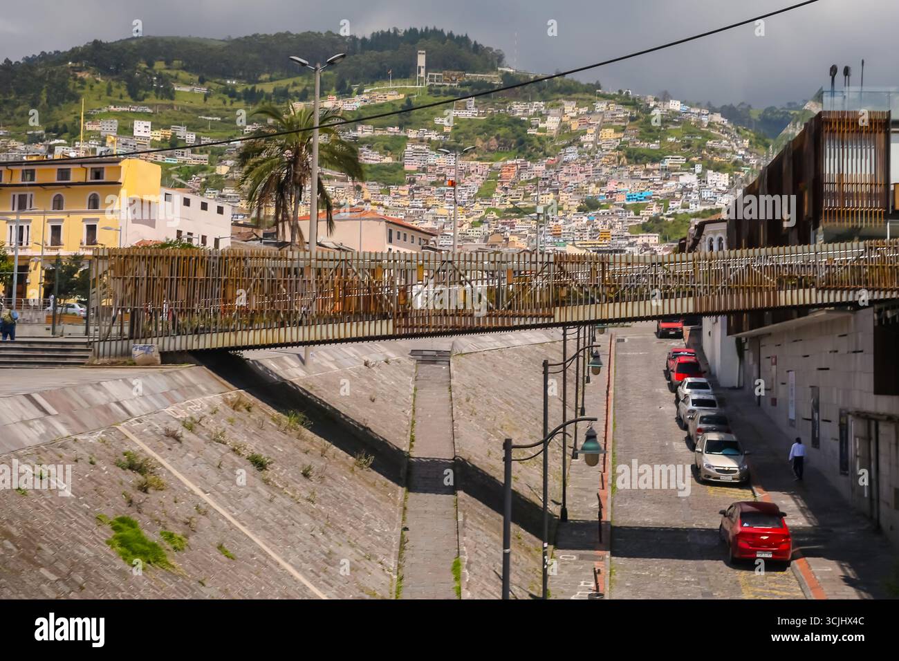 Quito, Équateur – 23 mars 2018 : la vie urbaine à Quito est capturée à travers des scènes de marché de rue animées et des quartiers résidentiels denses Banque D'Images