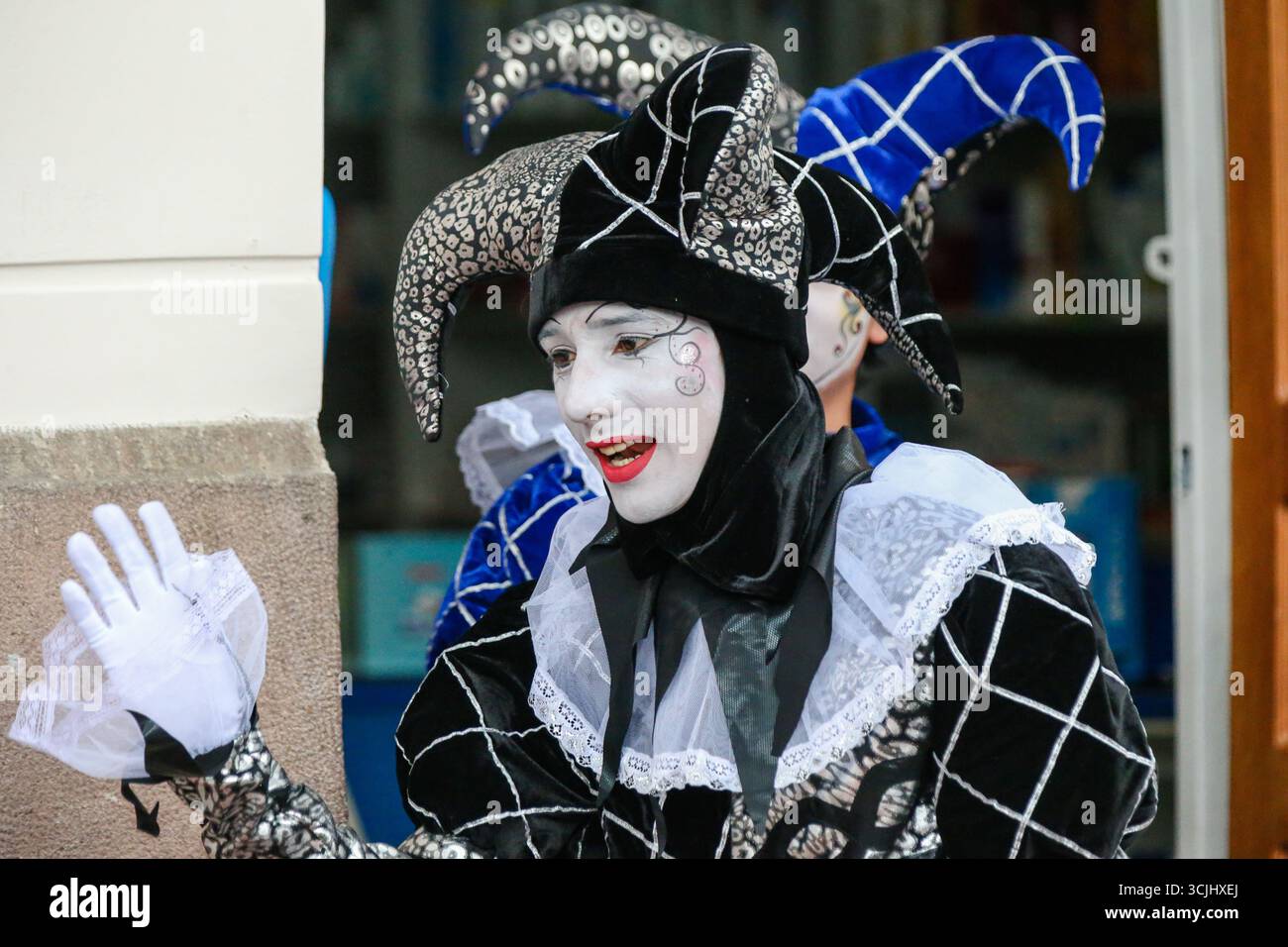 Quito, Équateur – 23 mars 2018 : un artiste de rue habillé en mime arlequin divertit les piétons dans le centre colonial de Quito Banque D'Images