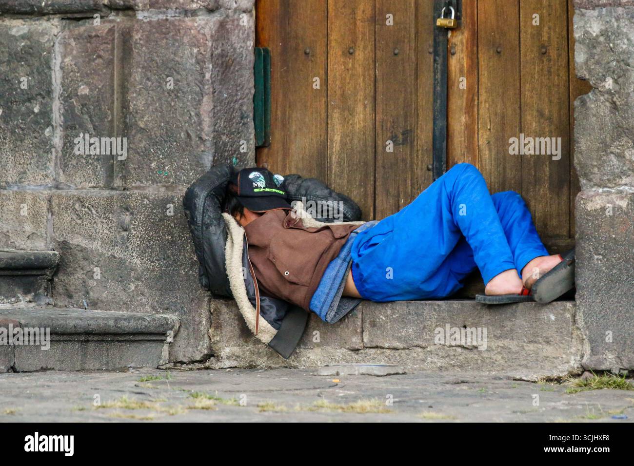 Quito, Équateur – 23 mars 2018 : la vie urbaine à Quito est capturée à travers des scènes de marché de rue animées et des quartiers résidentiels denses Banque D'Images