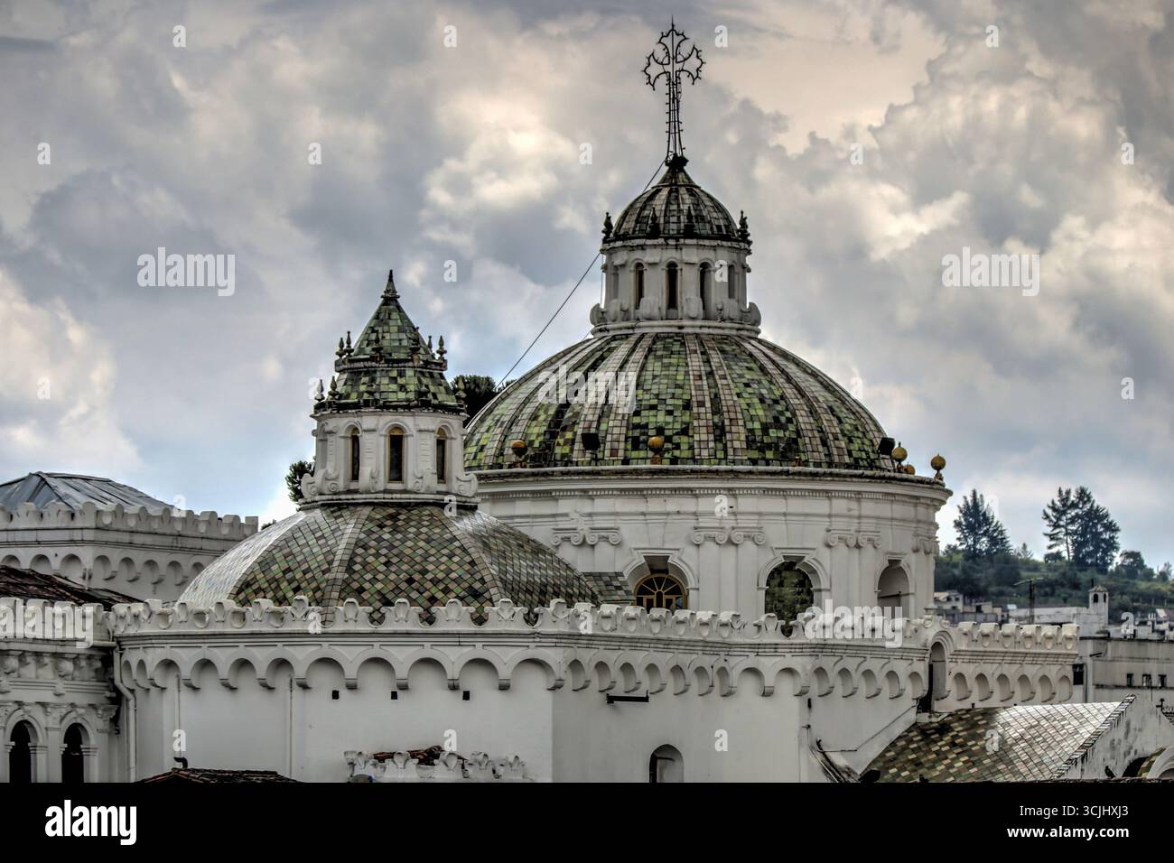 Quito, Équateur – 23 mars 2018 : les emblématiques dômes en carreaux verts de l’église et du couvent de San Francisco s’élèvent au-dessus du centre historique de Quito Banque D'Images