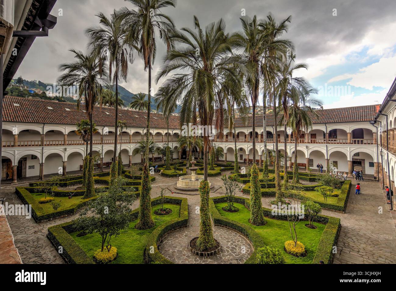 Quito, Équateur – 23 mars 2018 : vue sur l’intérieur et la cour du Museo del Convento de San Francisco, un monastère franciscain de l’époque coloniale Banque D'Images