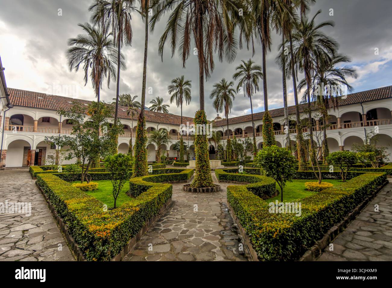 Quito, Équateur – 23 mars 2018 : vue sur l’intérieur et la cour du Museo del Convento de San Francisco, un monastère franciscain de l’époque coloniale Banque D'Images
