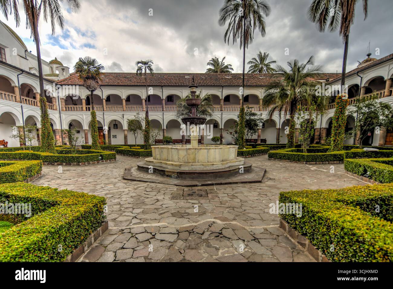 Quito, Équateur – 23 mars 2018 : vue sur l’intérieur et la cour du Museo del Convento de San Francisco, un monastère franciscain de l’époque coloniale Banque D'Images