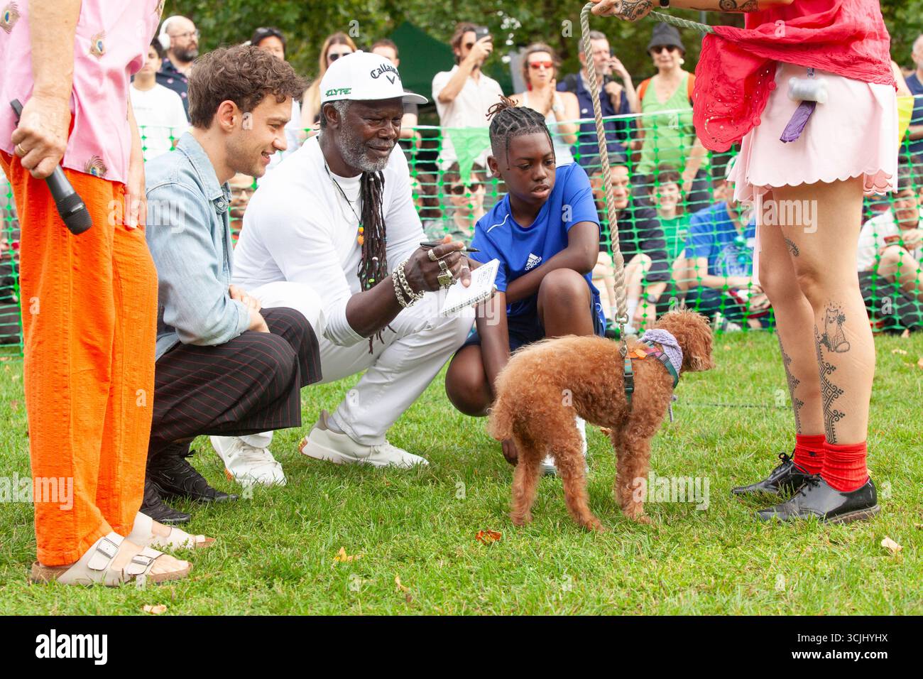 Londres, Royaume-Uni. 7 septembre 2025. Le chanteur et acteur Olly Alexander, le chef et entrepreneur Levi Roots (avec son fils Christopher), et l'artiste Andrew Logan étaient les juges cette année pour le Myatt's Fields Dog Show. Se déroulant dans un parc près de Brixton, le spectacle comprend des récompenses pour Perfect Puppy, Golden Oldie, Remarkable Rescue, Agility, Doggy doppelganger et un concours de costumes pour la Journée mondiale du livre. La grande finale était le mangeur de hot-dog le plus rapide où le chien et le propriétaire devaient manger un hot-dog en succession rapide. Crédit : Anna Watson/Alamy Live News Banque D'Images