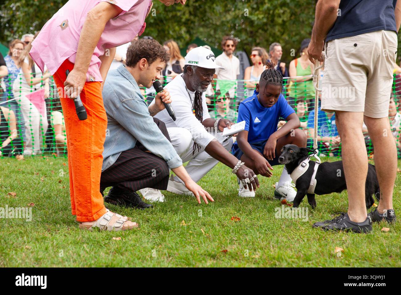 Londres, Royaume-Uni. 7 septembre 2025. Le chanteur et acteur Olly Alexander, le chef et entrepreneur Levi Roots (avec son fils Christopher), et l'artiste Andrew Logan étaient les juges cette année pour le Myatt's Fields Dog Show. Se déroulant dans un parc près de Brixton, le spectacle comprend des récompenses pour Perfect Puppy, Golden Oldie, Remarkable Rescue, Agility, Doggy doppelganger et un concours de costumes pour la Journée mondiale du livre. La grande finale était le mangeur de hot-dog le plus rapide où le chien et le propriétaire devaient manger un hot-dog en succession rapide. Crédit : Anna Watson/Alamy Live News Banque D'Images