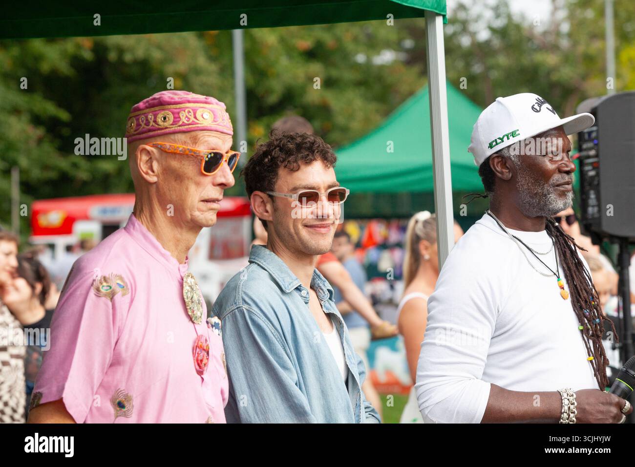 Londres, Royaume-Uni. 7 septembre 2025. Le chanteur et acteur Olly Alexander, le chef et entrepreneur Levi Roots (avec son fils Christopher), et l'artiste Andrew Logan étaient les juges cette année pour le Myatt's Fields Dog Show. Se déroulant dans un parc près de Brixton, le spectacle comprend des récompenses pour Perfect Puppy, Golden Oldie, Remarkable Rescue, Doggy doppelganger et un concours de costumes pour la Journée mondiale du livre. La catégorie agilité avait des prix pour le chien le plus agile et le plus chaotique. Crédit : Anna Watson/Alamy Live News Banque D'Images
