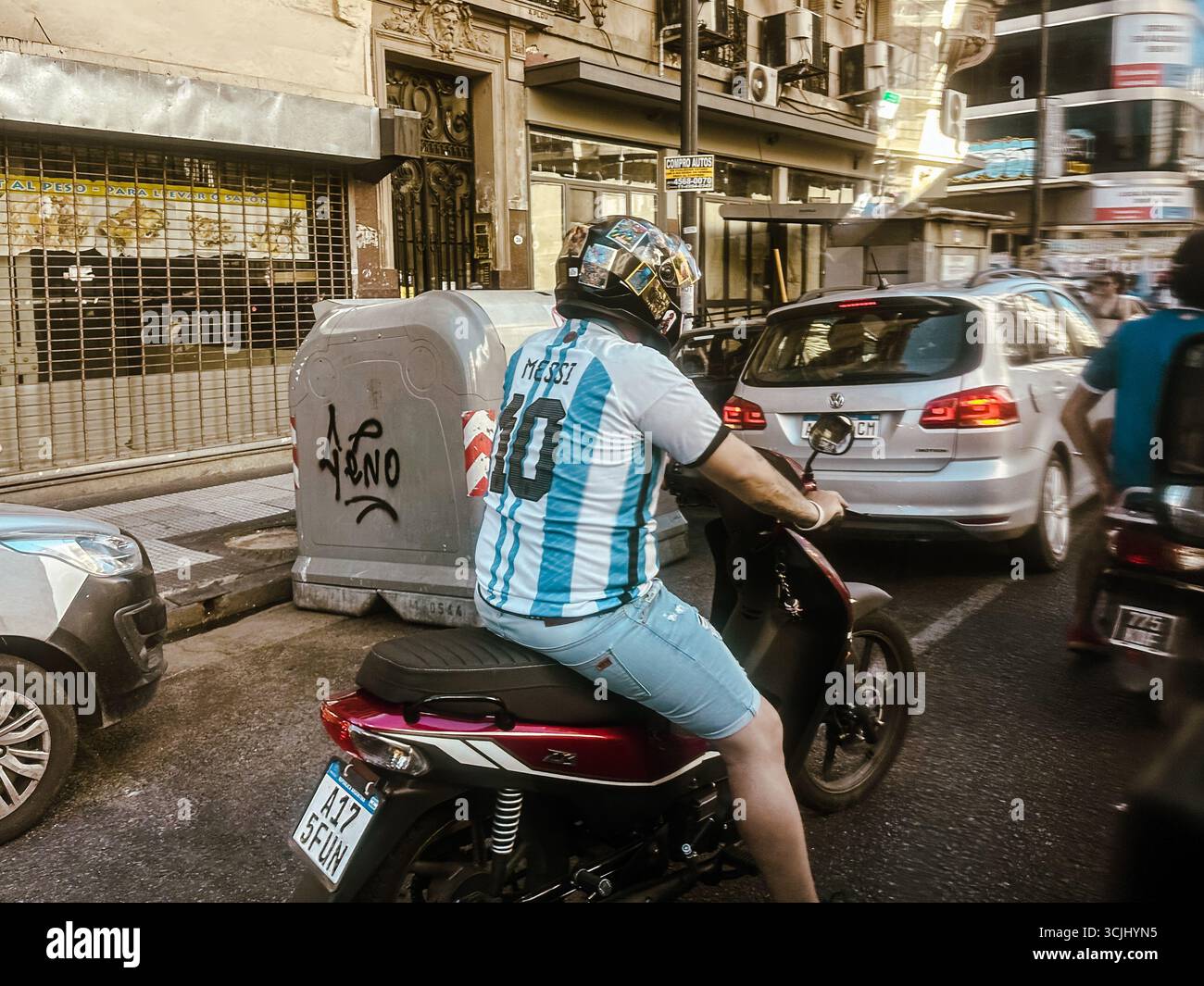 Buenos Aires, Argentine – 20 décembre 2022 : la police assiste les supporters de la Coupe du monde sur l’Avenida 9 de Julio après que les célébrations ont tourné au chaos dans le centre-ville Banque D'Images