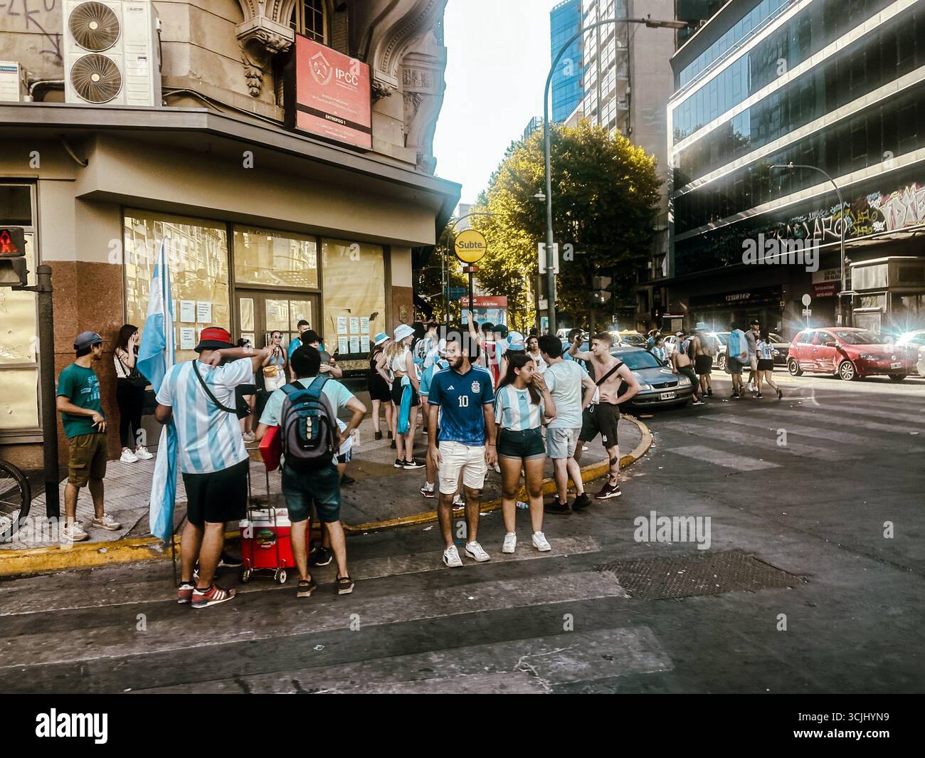 Buenos Aires, Argentine – 20 décembre 2022 : la police assiste les supporters de la Coupe du monde sur l’Avenida 9 de Julio après que les célébrations ont tourné au chaos dans le centre-ville Banque D'Images