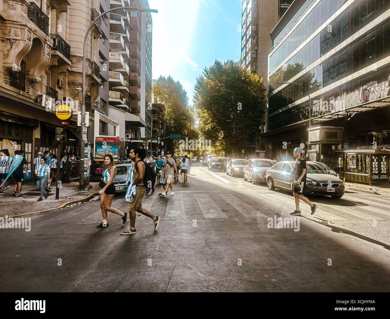 Buenos Aires, Argentine – 20 décembre 2022 : la police assiste les supporters de la Coupe du monde sur l’Avenida 9 de Julio après que les célébrations ont tourné au chaos dans le centre-ville Banque D'Images