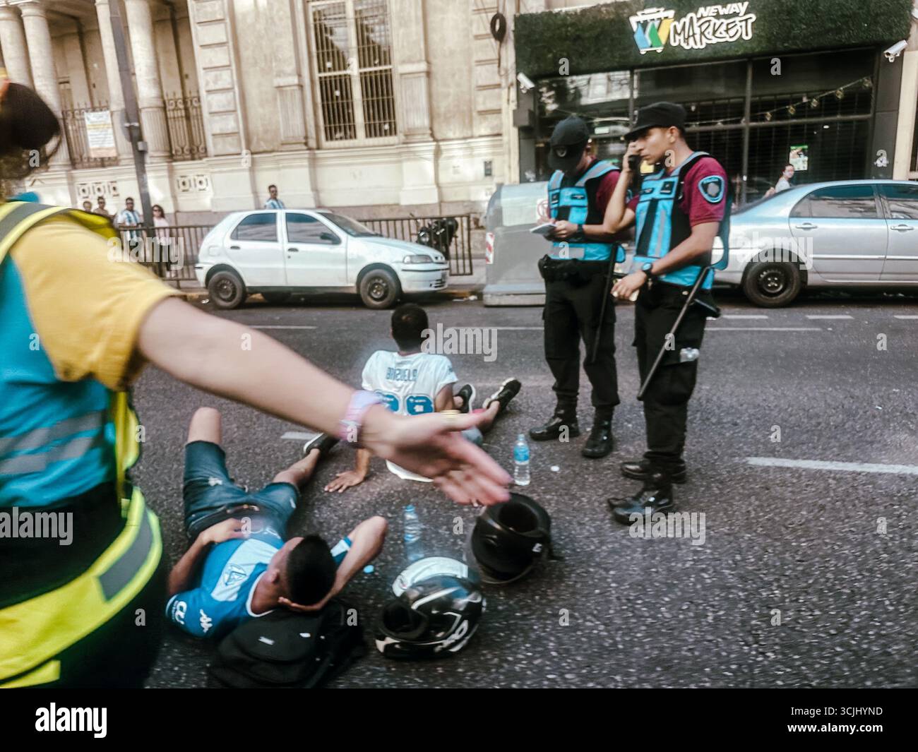 Buenos Aires, Argentine – 20 décembre 2022 : la police assiste les supporters de la Coupe du monde sur l’Avenida 9 de Julio après que les célébrations ont tourné au chaos dans le centre-ville Banque D'Images