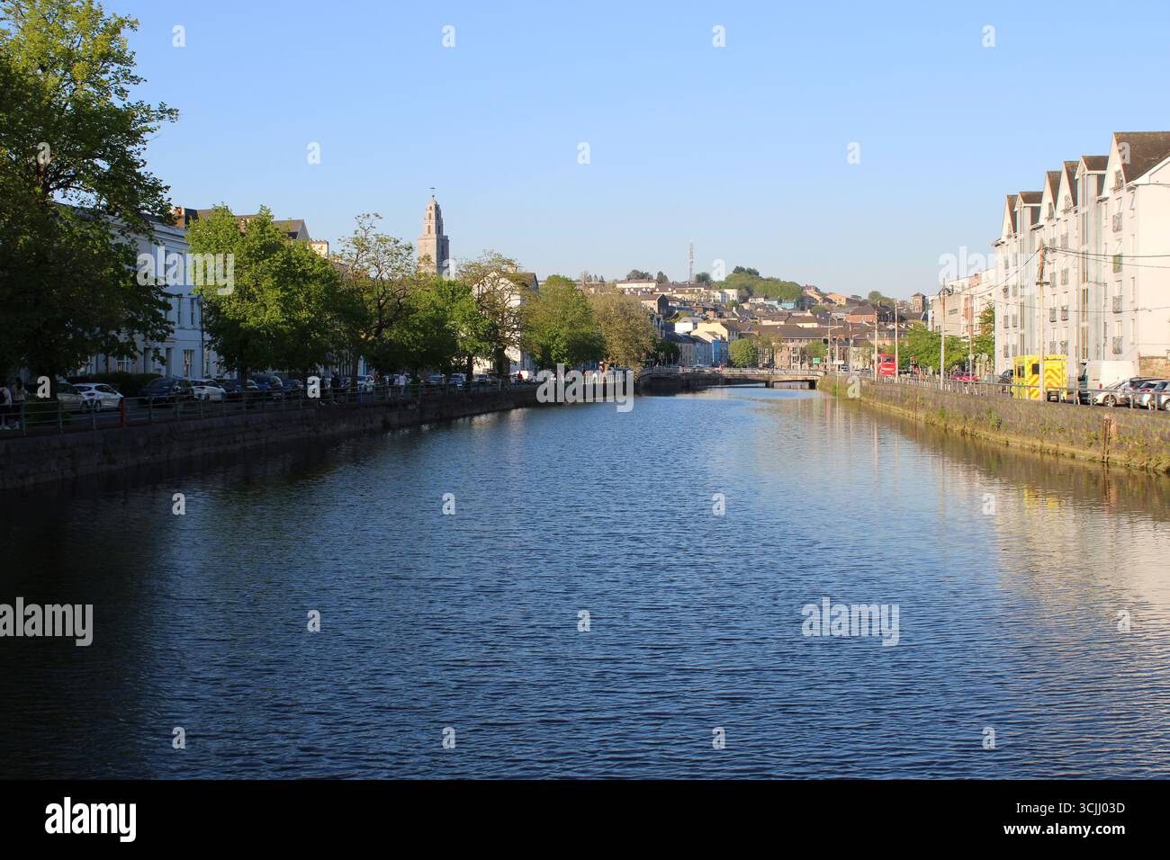 River Lee par une soirée ensoleillée dans le centre-ville de Cork, Irlande Banque D'Images