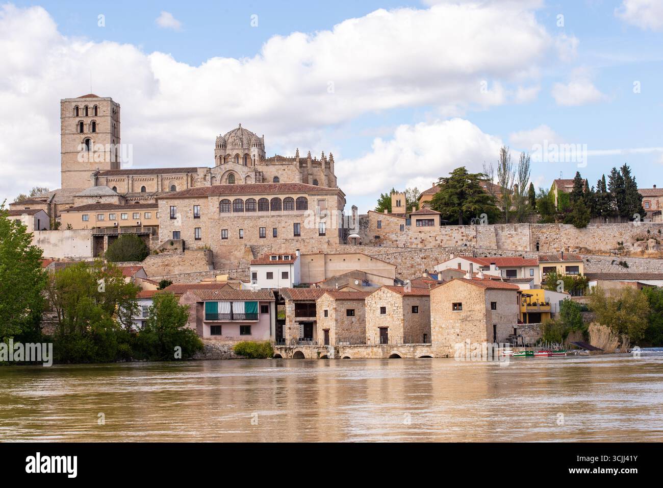 Moulins à eau sur le fleuve Douro dans la ville espagnole de Zamora Espagne avec la cathédrale haute sur les rives ci-dessus Banque D'Images