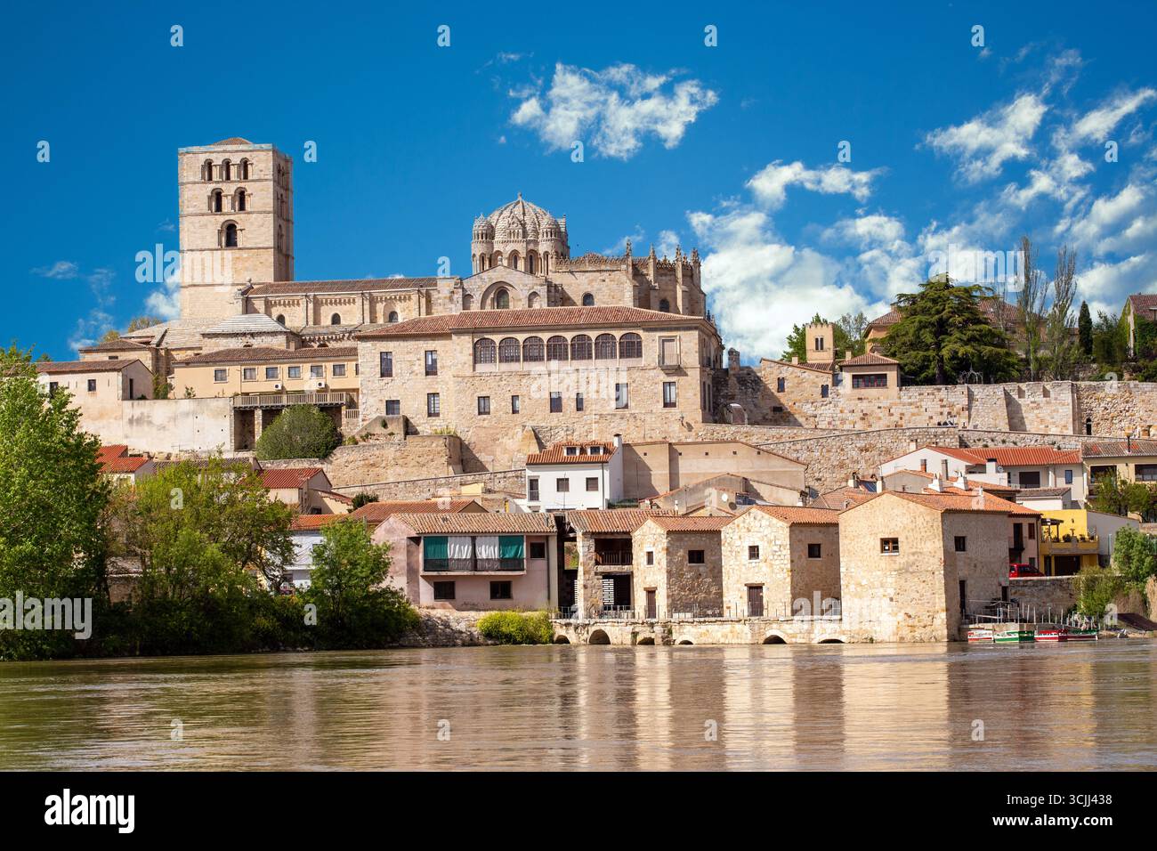 Moulins à eau sur le fleuve Douro dans la ville espagnole de Zamora Espagne avec la cathédrale haute sur les rives ci-dessus Banque D'Images