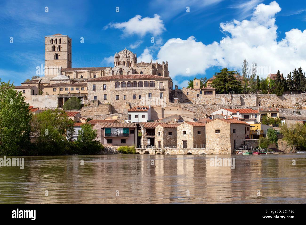 Moulins à eau sur le fleuve Douro dans la ville espagnole de Zamora Espagne avec la cathédrale haute sur les rives ci-dessus Banque D'Images