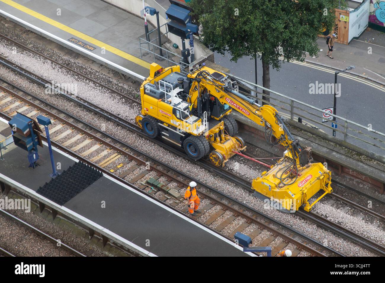 régulateur de ballast en action sur une ligne de chemin de fer Banque D'Images