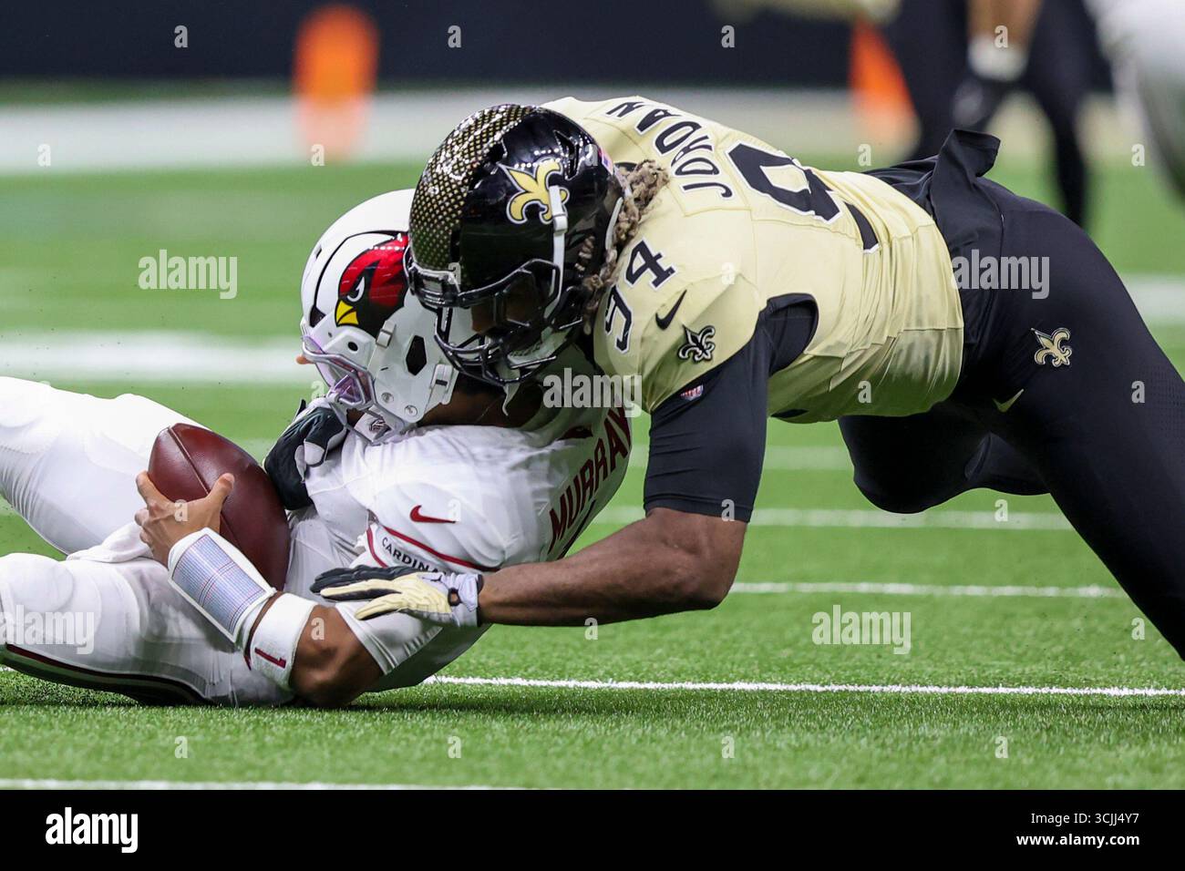 La Nouvelle-Orléans, États-Unis. 07 septembre 2025. L'équipe défensive des Saints de la Nouvelle-Orléans Cameron Jordan (94) casse le quarterback des Arizona Cardinals Kyler Murray (1) lors d'un match de la NFL le dimanche 7 septembre 2025 à Metairie, en Louisiane. (Photo de Peter G. Forest/Sipa USA) crédit : Sipa USA/Alamy Live News Banque D'Images